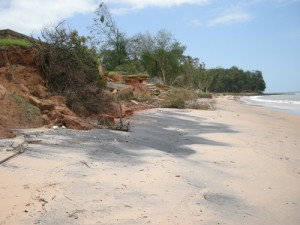 O mar consome a costa e as infra-estruturas adjacentes erguidas no noroeste da Guiné-Bissau