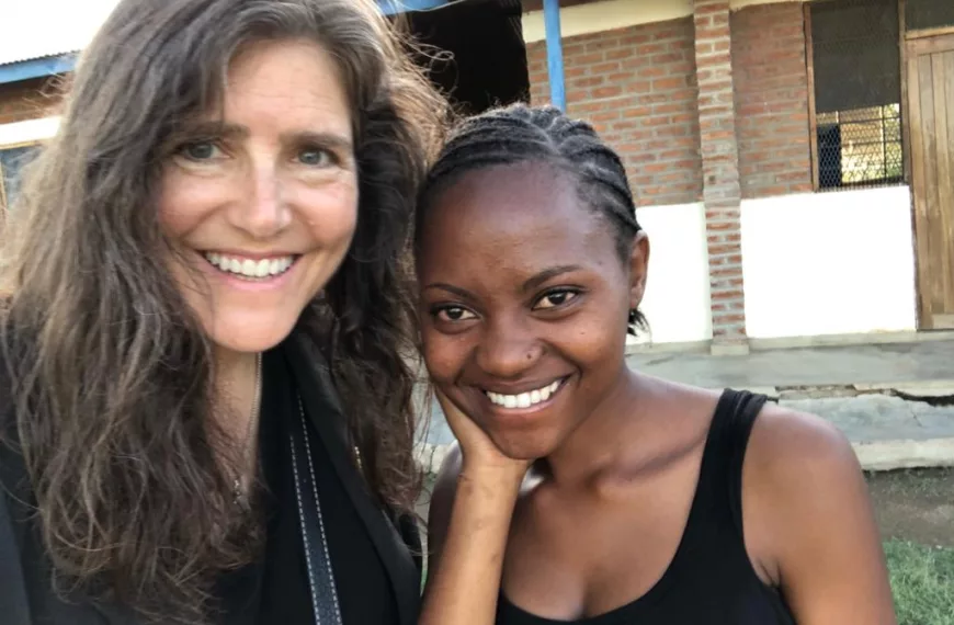 Liz Fanning et une volontaire du Corps Africa Green au Malawi