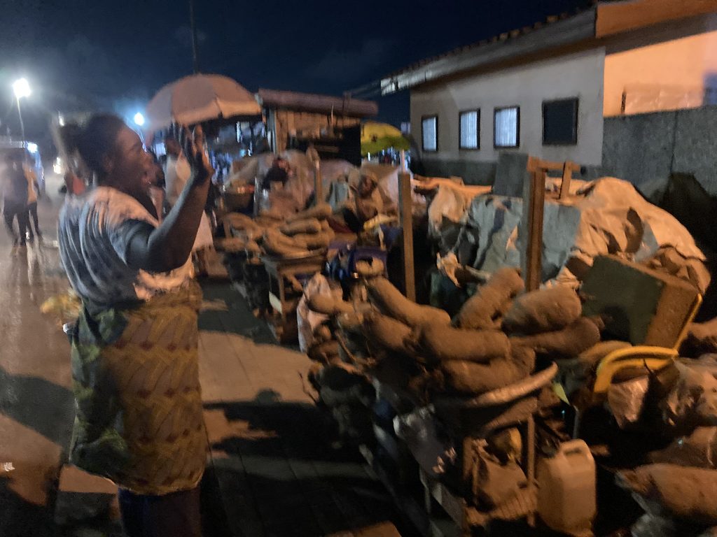 La vente d'ignames par l'association Yam Celeste- Marché de Kaneshie- Accra- Ghana- @eraenvironnement