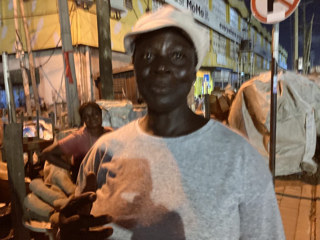 Felicia Appiah, ravie d'avoir rencontré Otoo Emmanuel Addo- Marché de Kaneshie- Accra, Ghana- @eraenvironnement