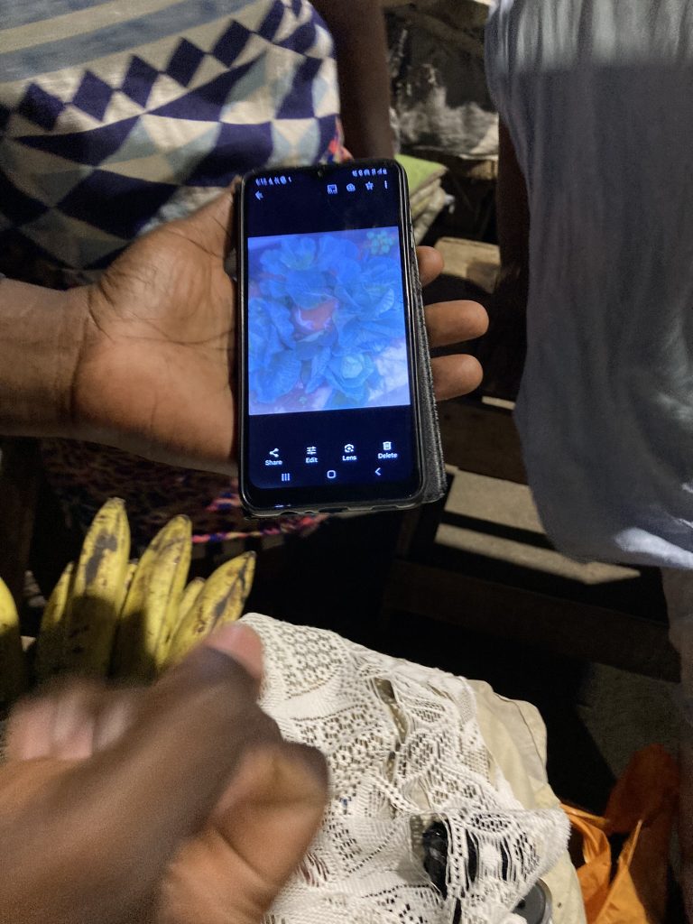 Otoo montre sa récolte issue des déchets organiques-Accra-Ghana-@eraenvironnement