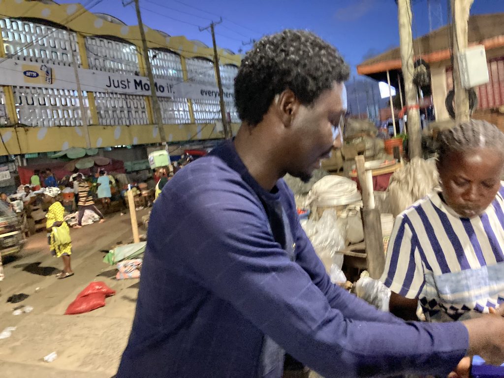 Otoo présente ses activités à Mama Dorothy- Accra- Ghana- @eraenvironnement